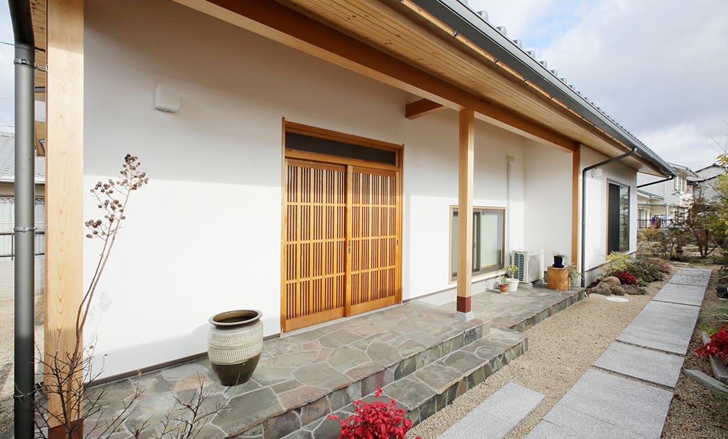 鯉山に佇む凛とした平屋