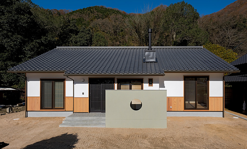 耕す家。里山に暮らす自給菜園の平屋暮らし